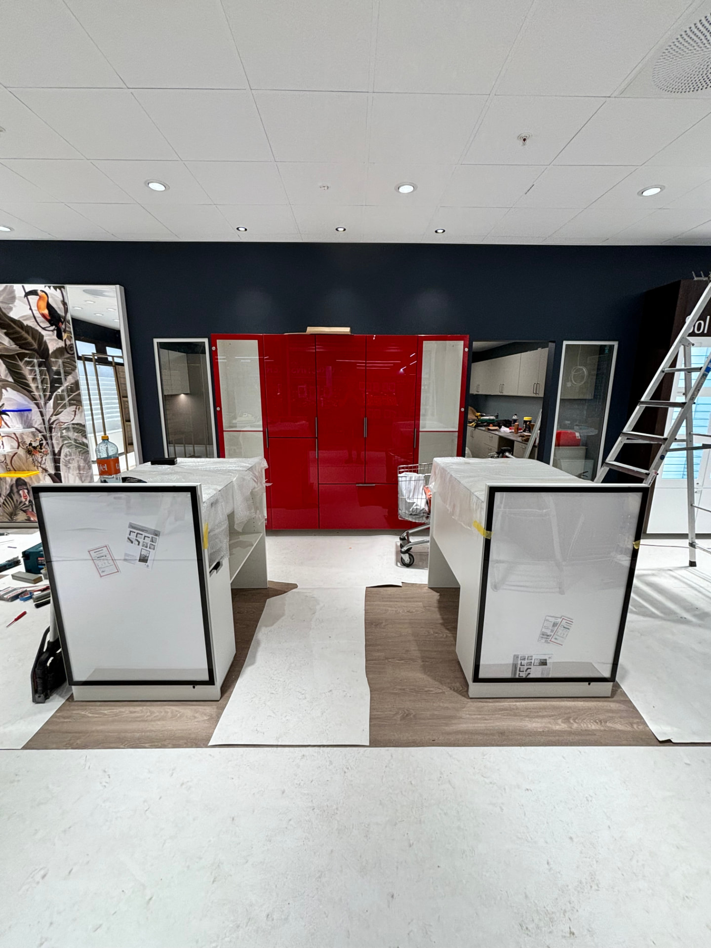 Butikkinnredning under montering hos Interoptik Oasen